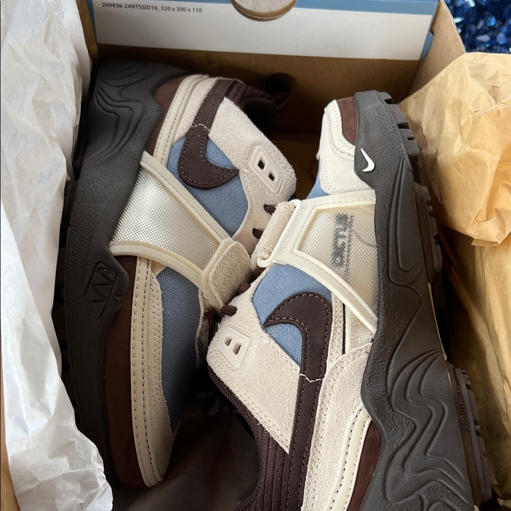Nike Men's Cream, Brown, and Blue Sneakers